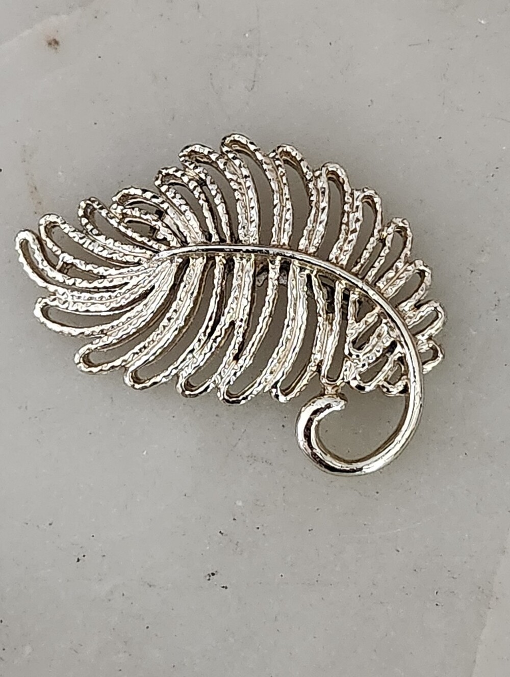 Vtg Gerry's Gold Tone Leaf Brooch - Elegant Women's Accessory